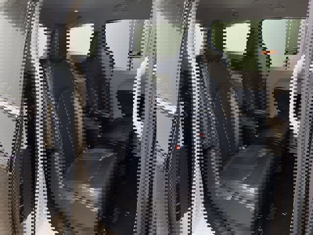 Used 2024 Chrysler Pacifica Select image 18