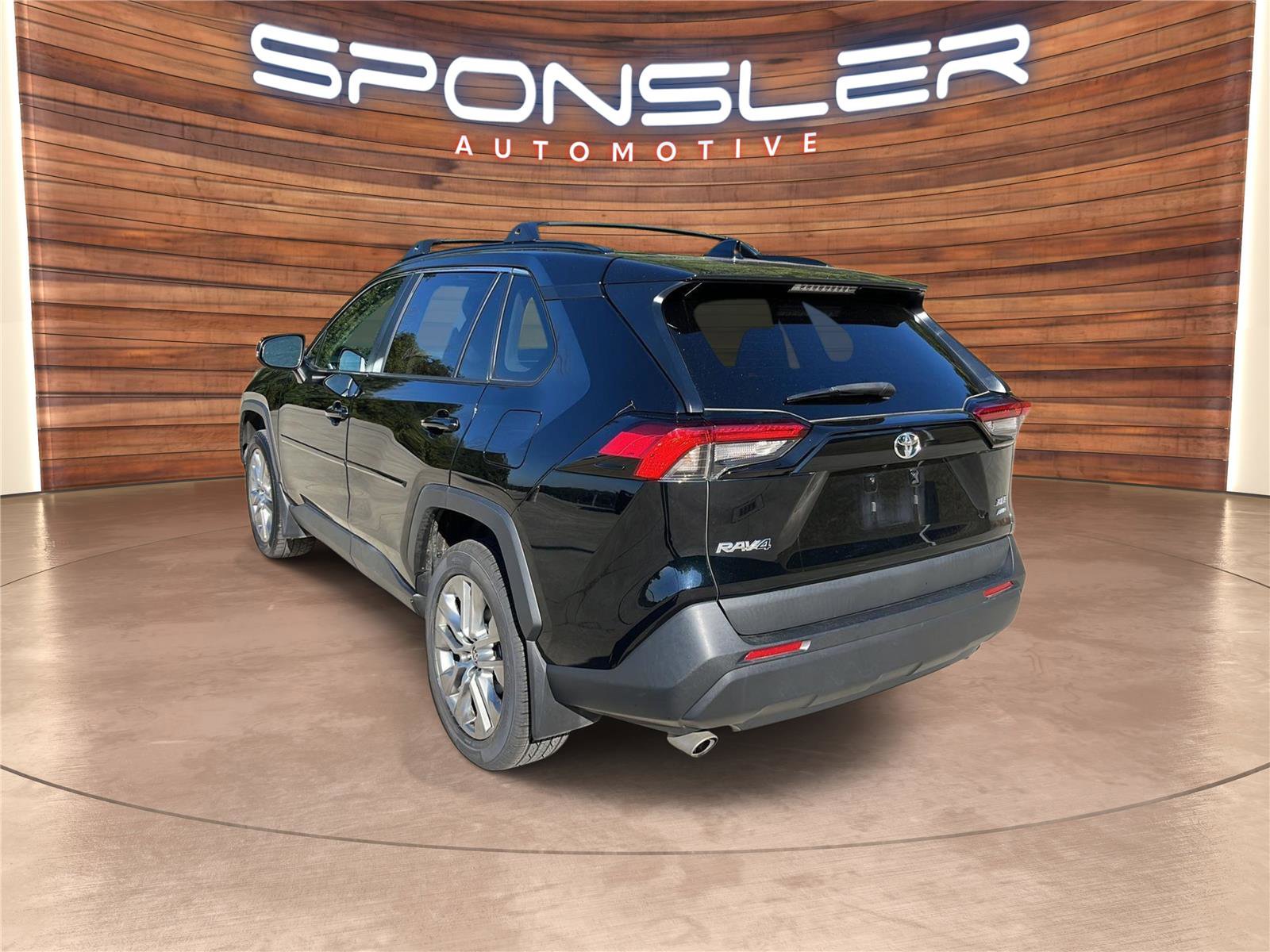 Used 2022 Toyota RAV4 XLE Premium image 3