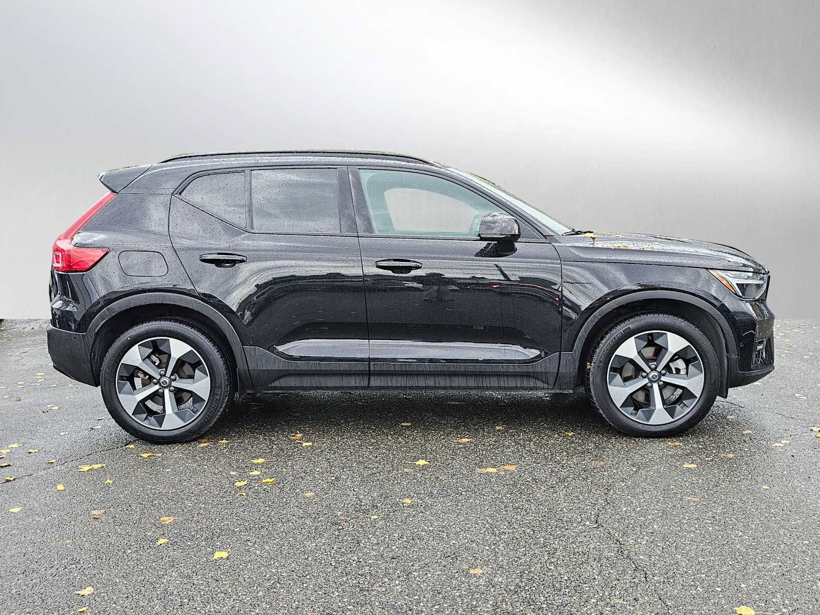 Certified 2025 Volvo XC40 B5 Plus image 2