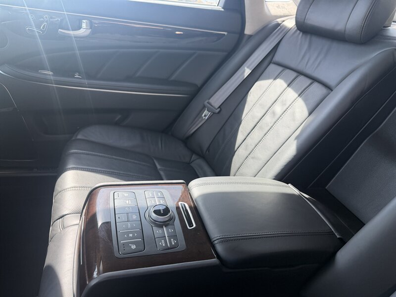 Used 2011 Hyundai Equus Signature RWD image 23