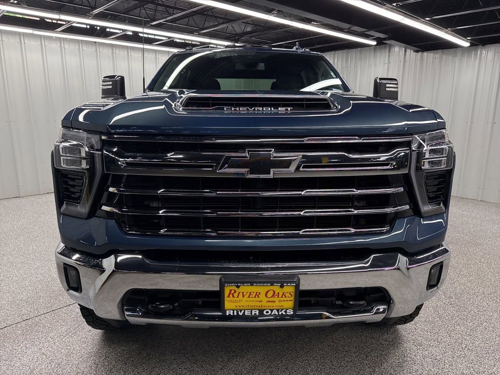 Used 2026 Chevrolet Silverado 3500 LTZ AWD/4WD image 2