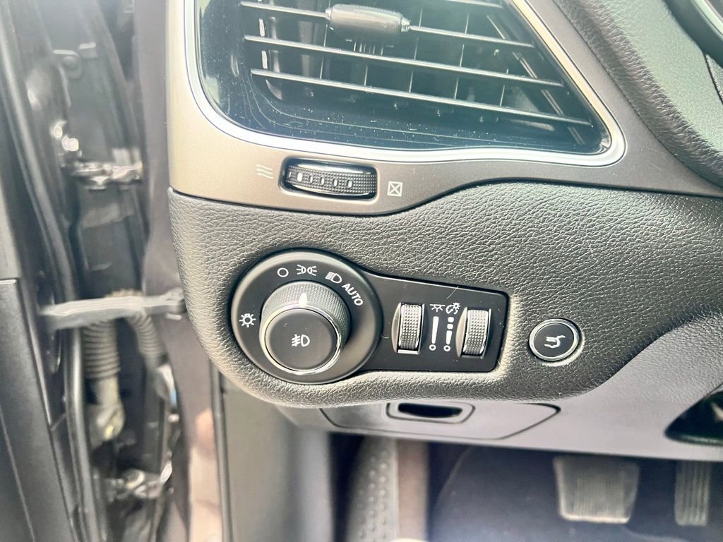 Used 2019 Jeep Cherokee Limited image 18