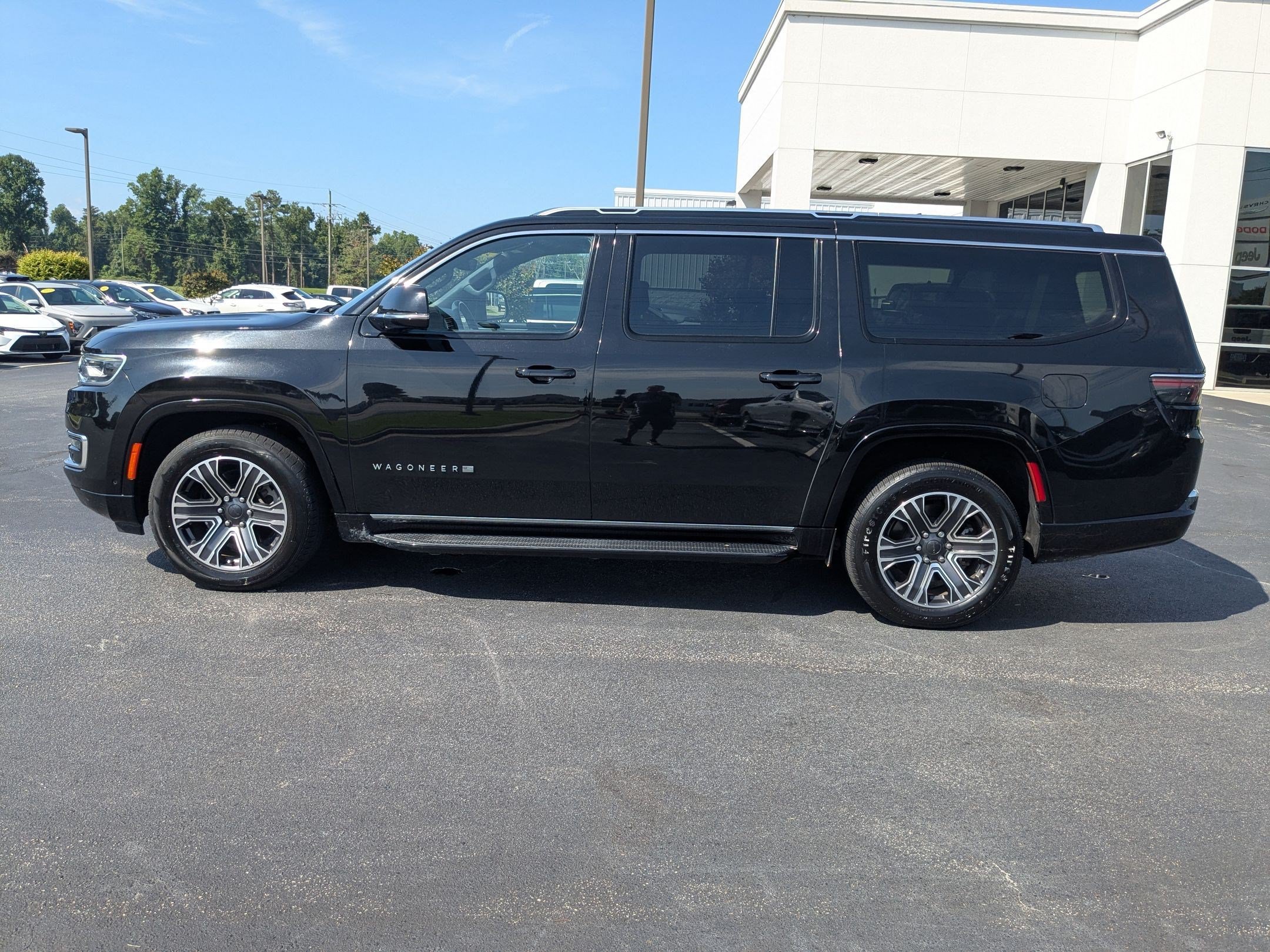 Used 2024 Jeep Wagoneer L Series II RWD image 8