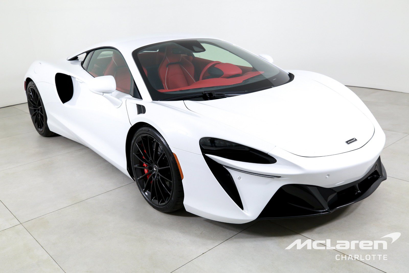Used 2025 McLaren Artura RWD image 3