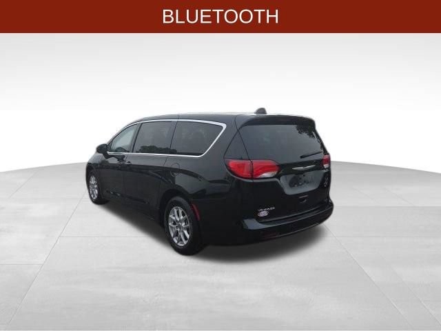Used 2022 Chrysler Voyager LX FWD image 5