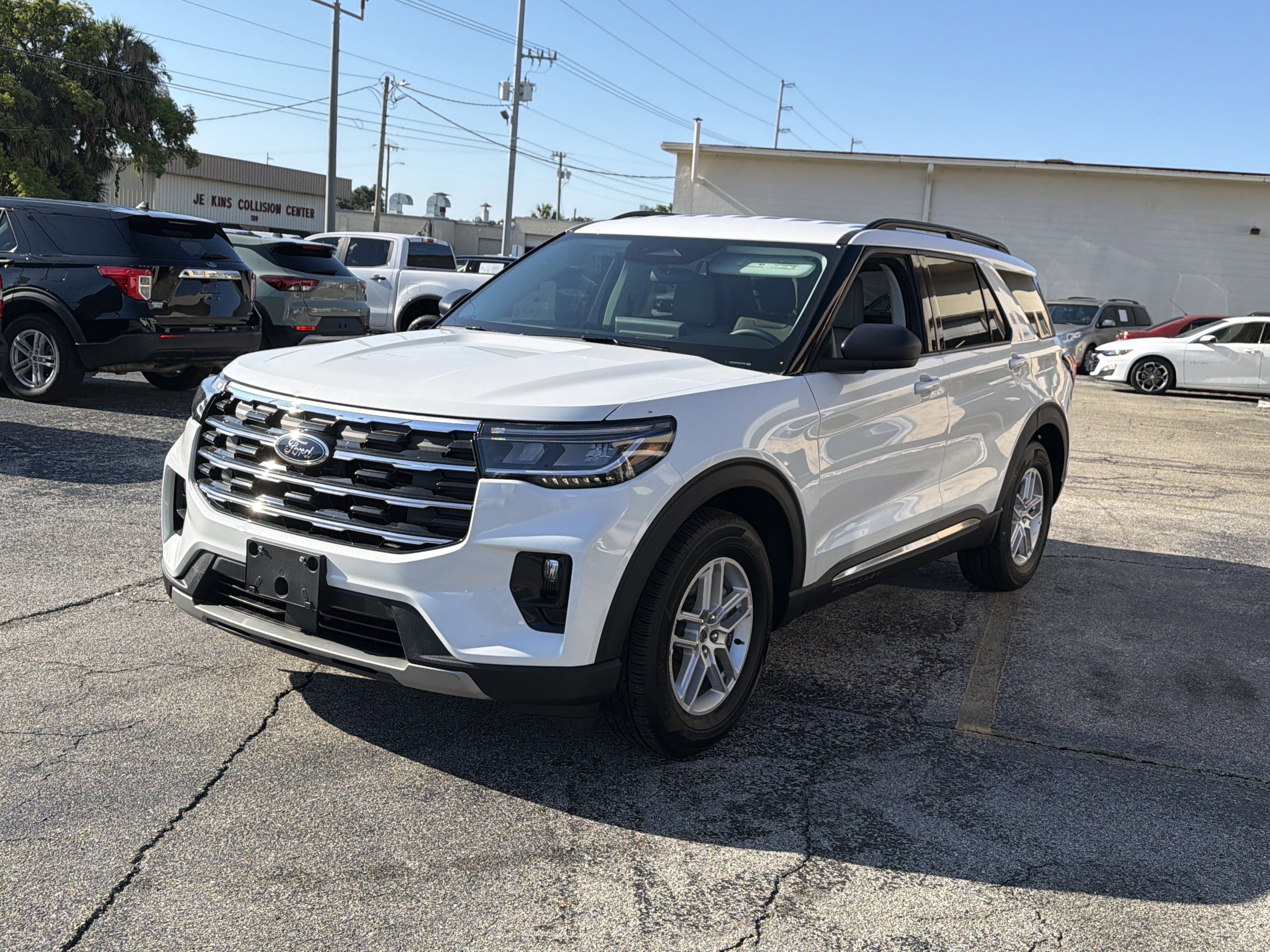 Used 2025 Ford Explorer Active w/ Active Comfort Package RWD image 8