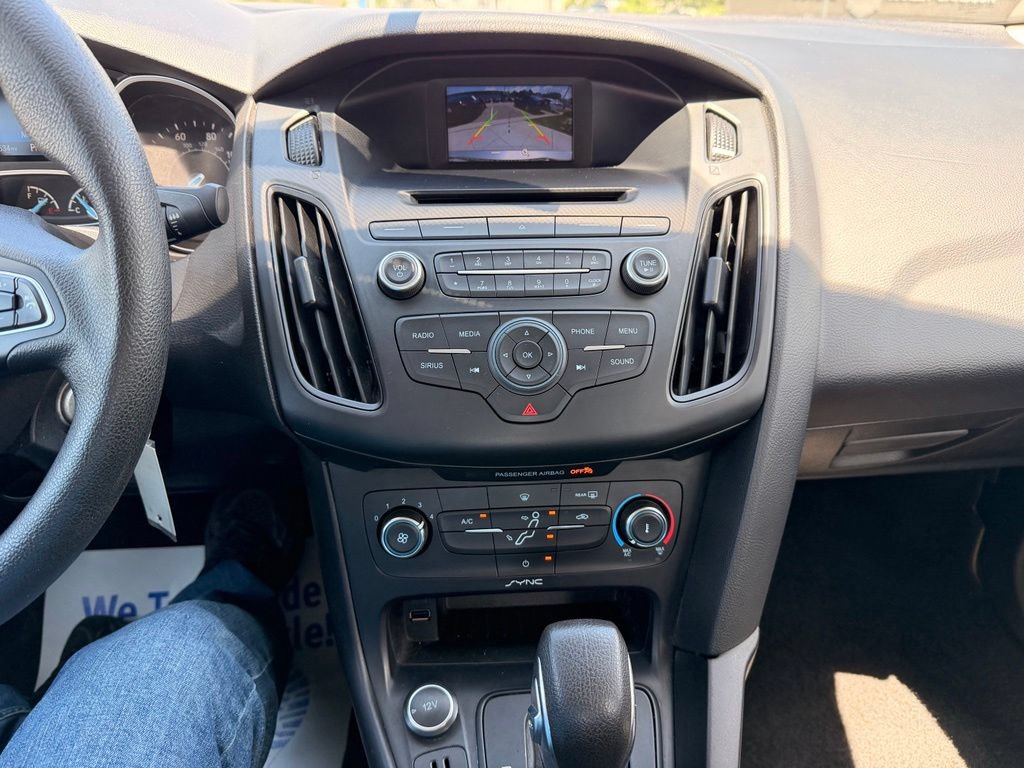 Used 2017 Ford Focus SE FWD image 4