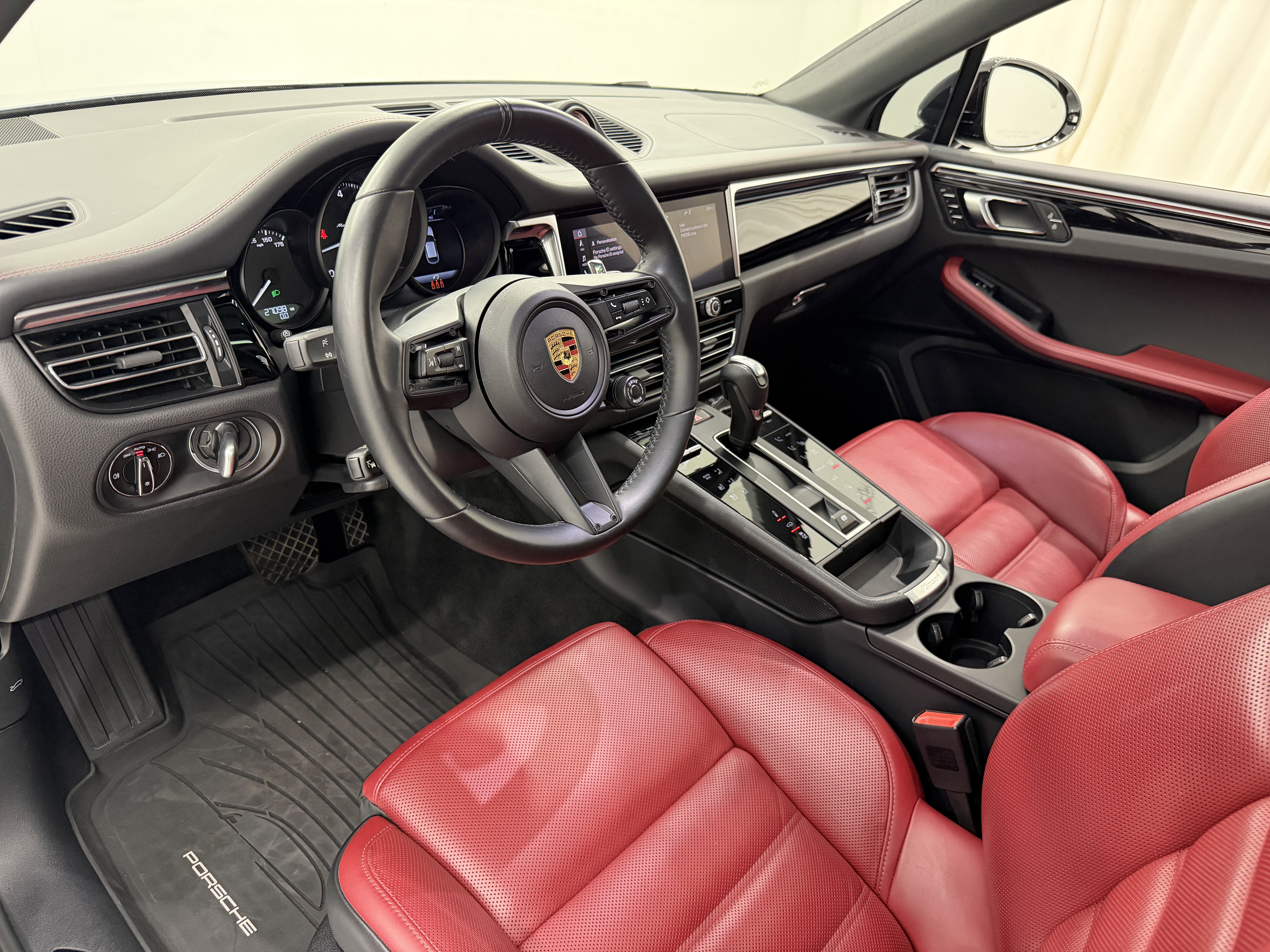Certified 2024 Porsche Macan Turbo AWD/4WD image 4