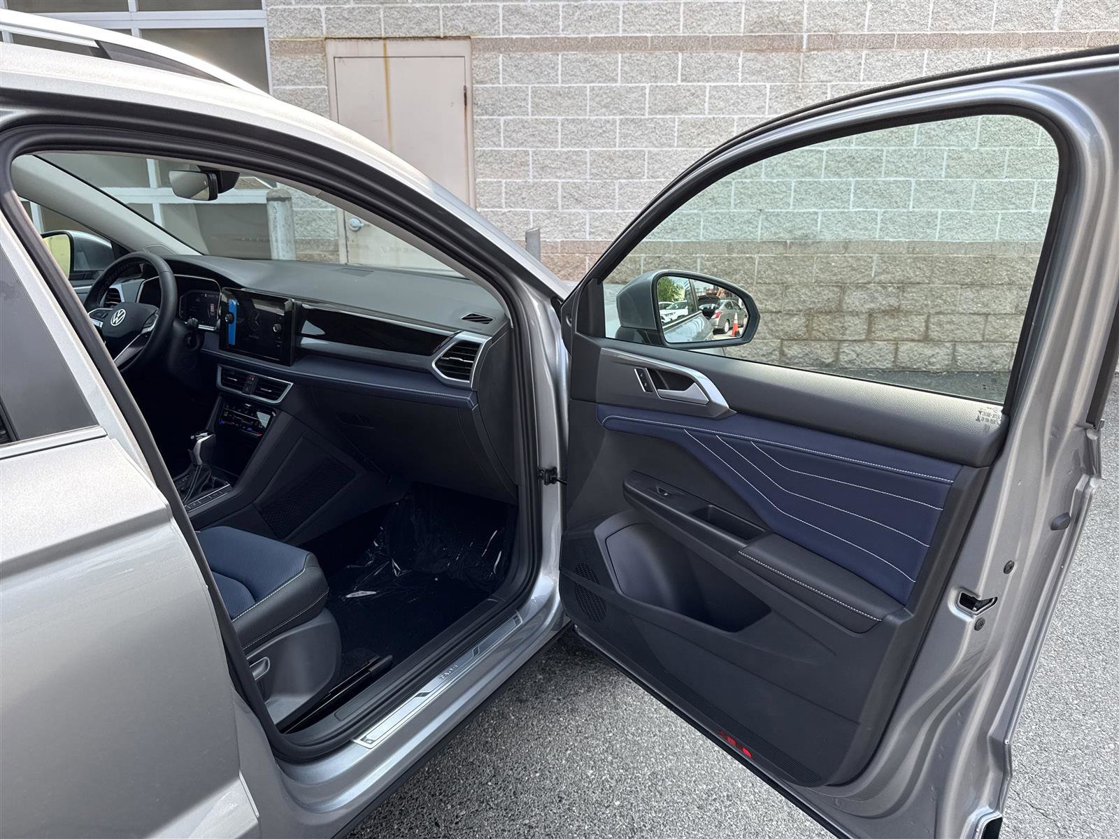 New 2025 Volkswagen Taos SEL image 30