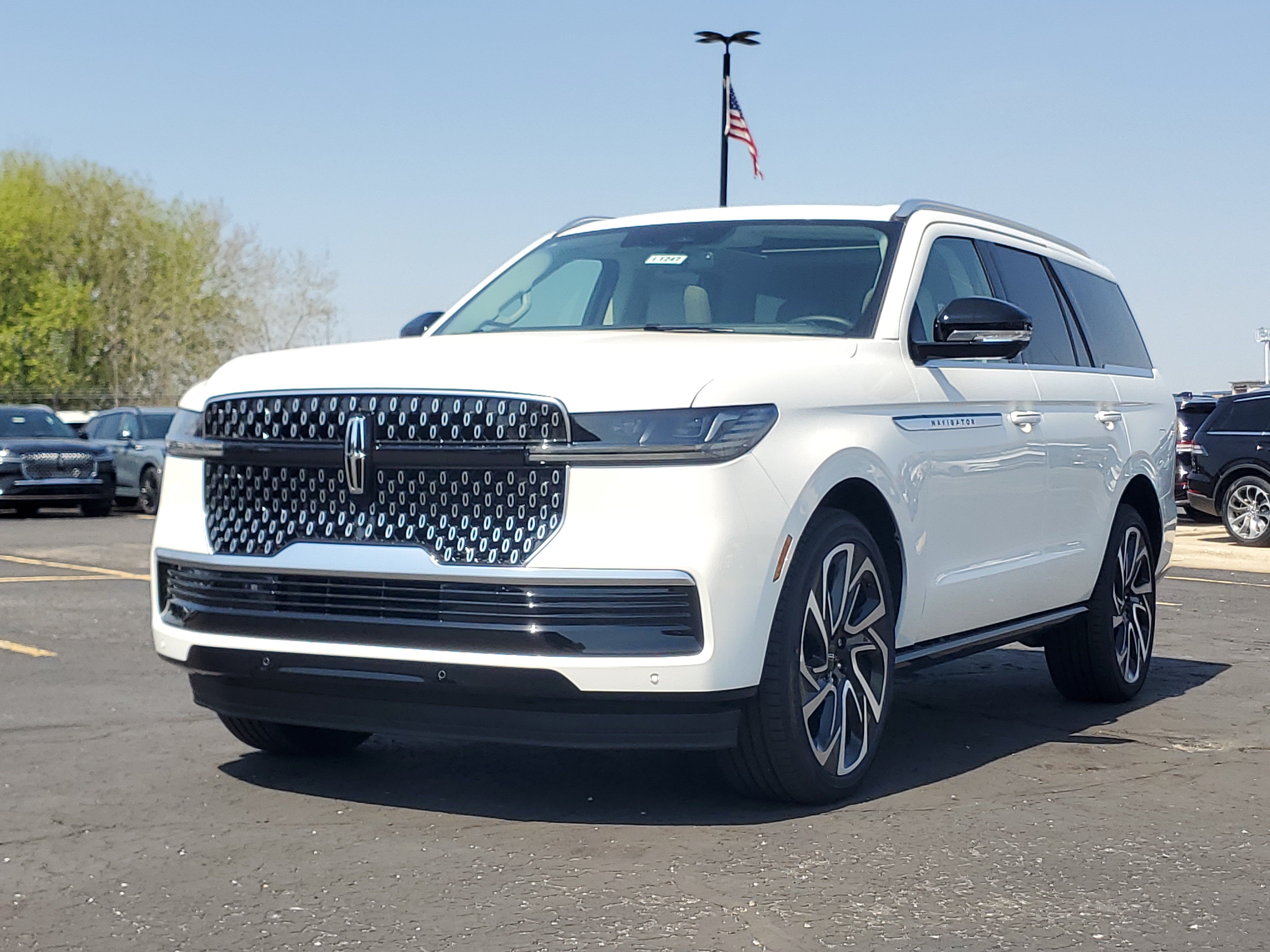 New 2026 Lincoln Navigator Reserve AWD/4WD image 2