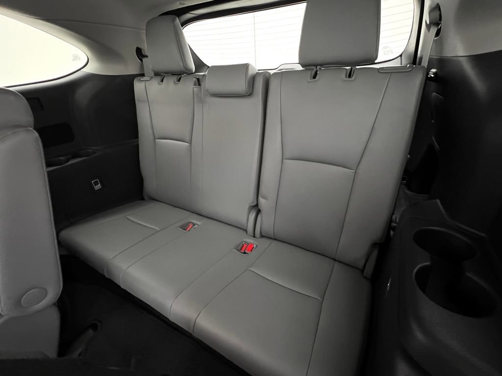 Used 2020 Toyota Highlander XLE image 16
