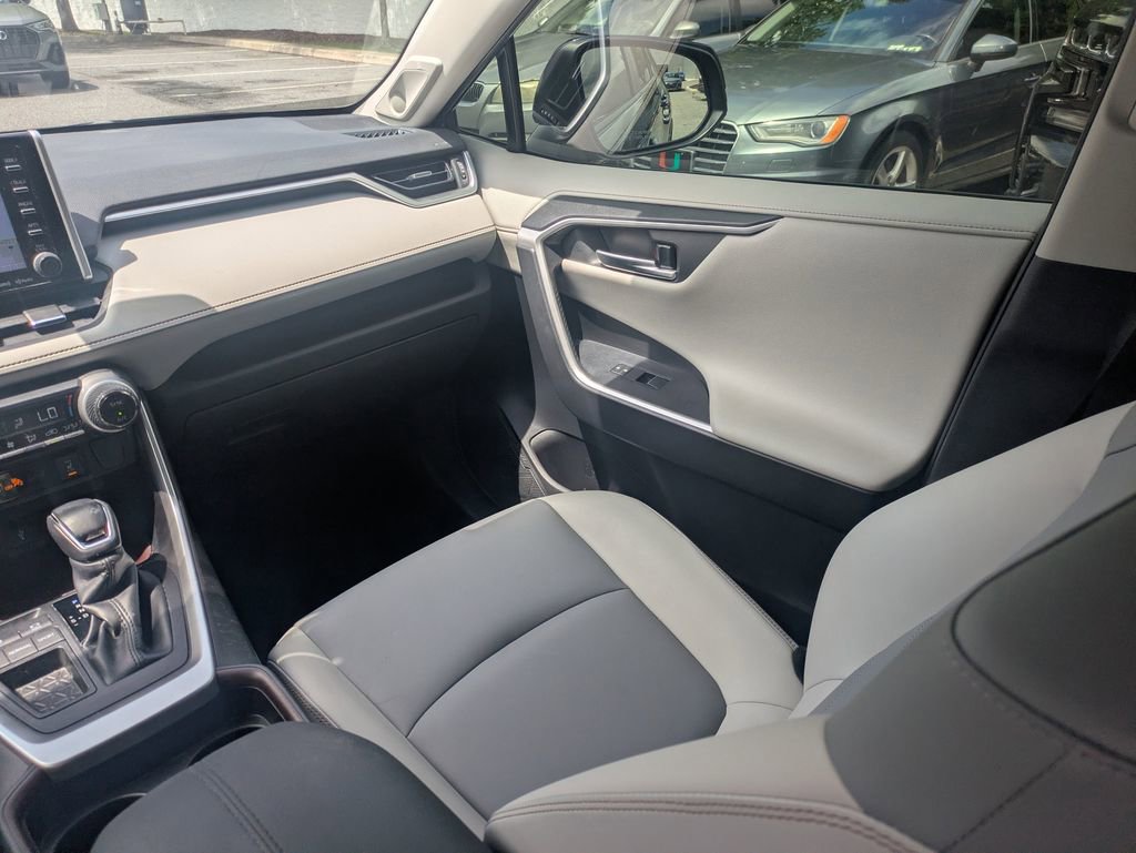Used 2020 Toyota RAV4 Limited FWD image 55