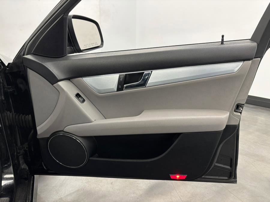 Used 2008 Mercedes-Benz C 300 Sport image 28