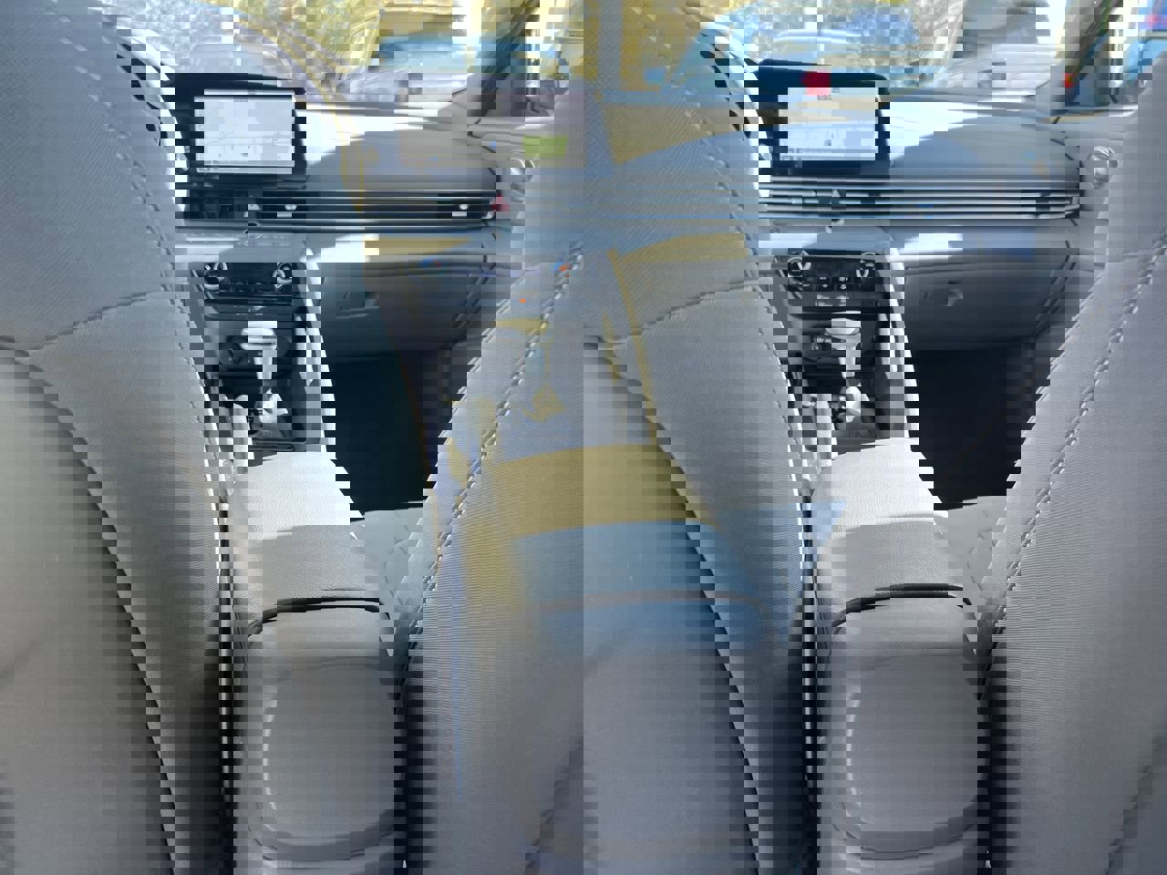 Used 2024 Hyundai Elantra SEL image 31