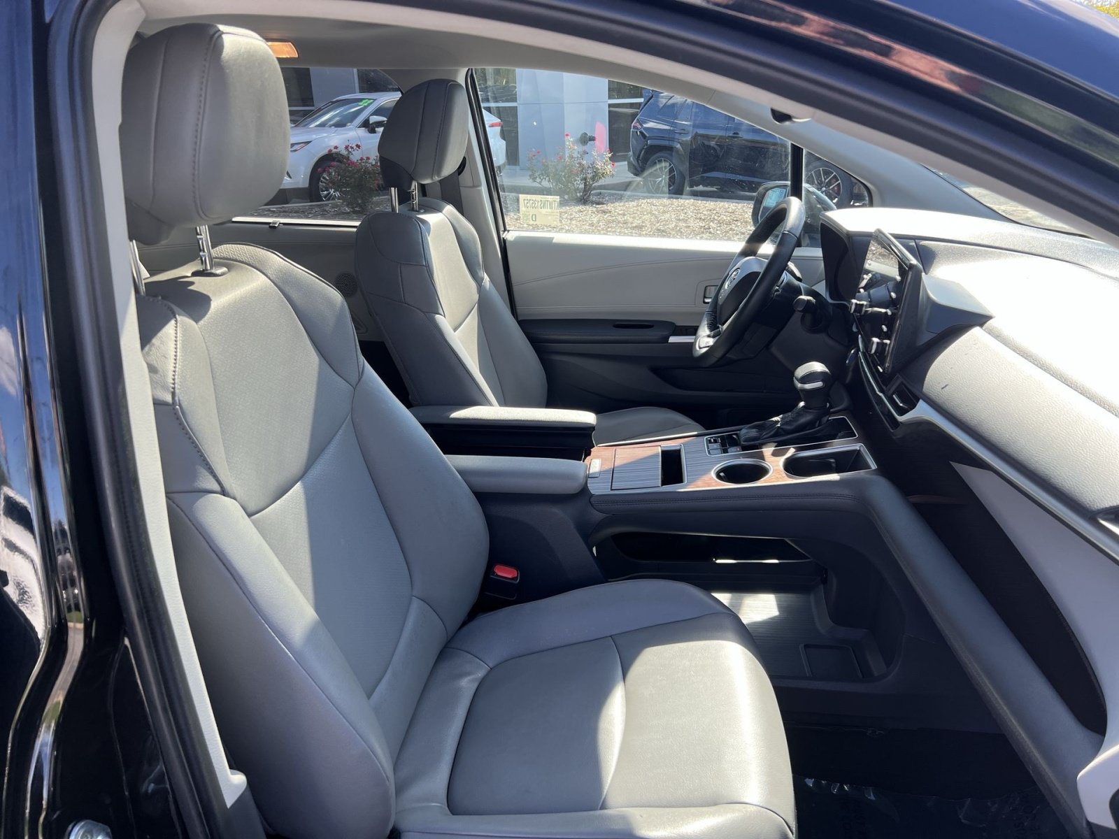 Used 2022 Toyota Sienna XLE FWD image 27