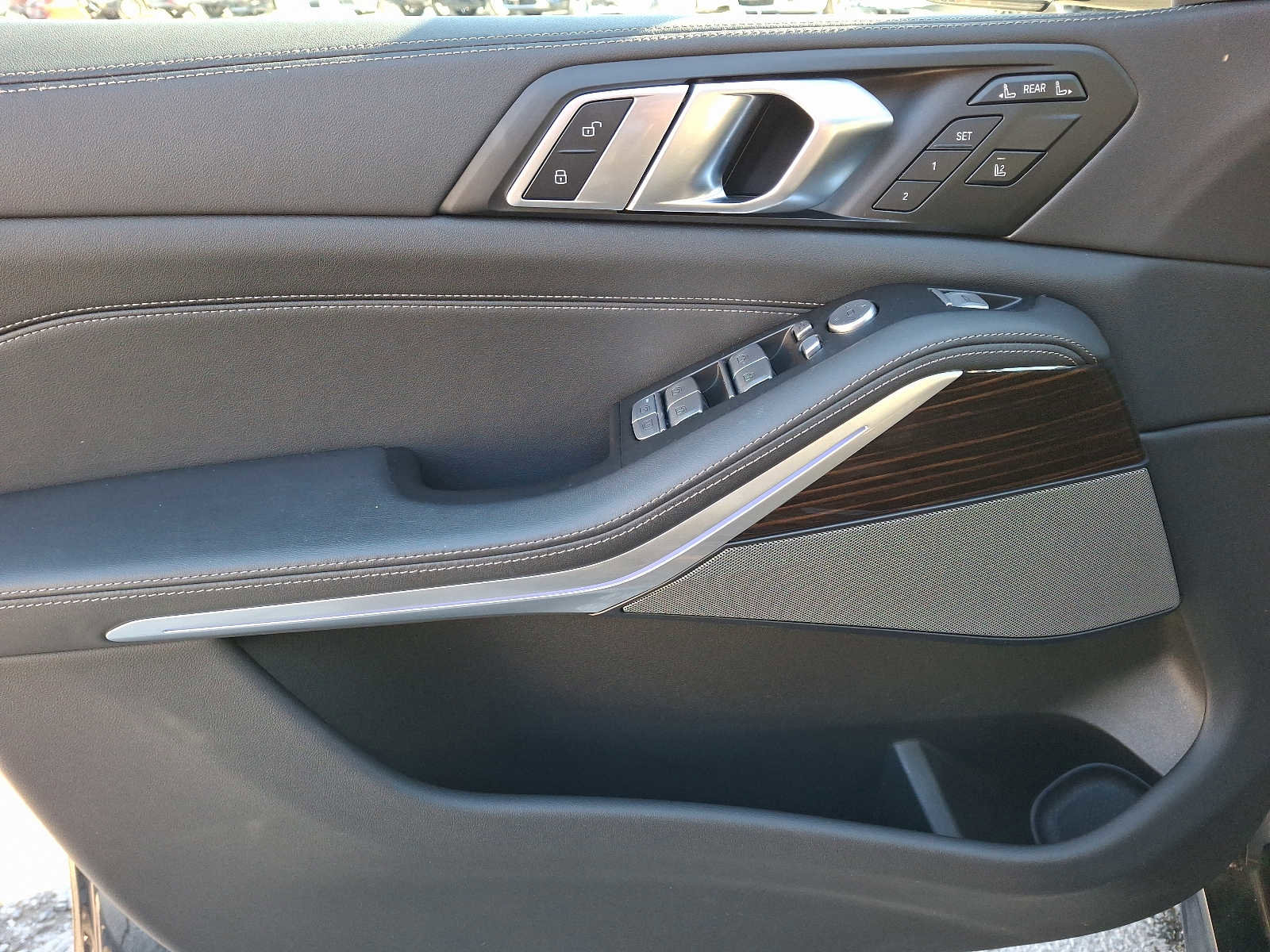 Used 2024 BMW X7 M60i w/ Climate Comfort Package image 12