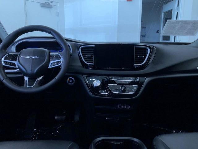 Used 2025 Chrysler Pacifica Select FWD image 17