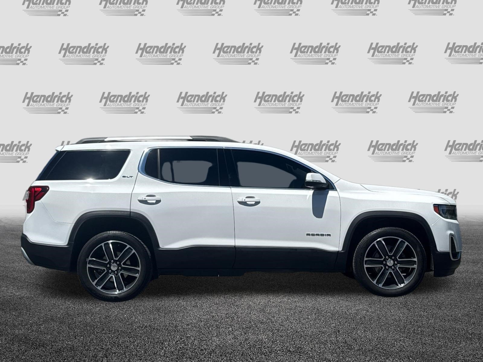 Used 2023 GMC Acadia SLT w/ Technology Package AWD/4WD image 3