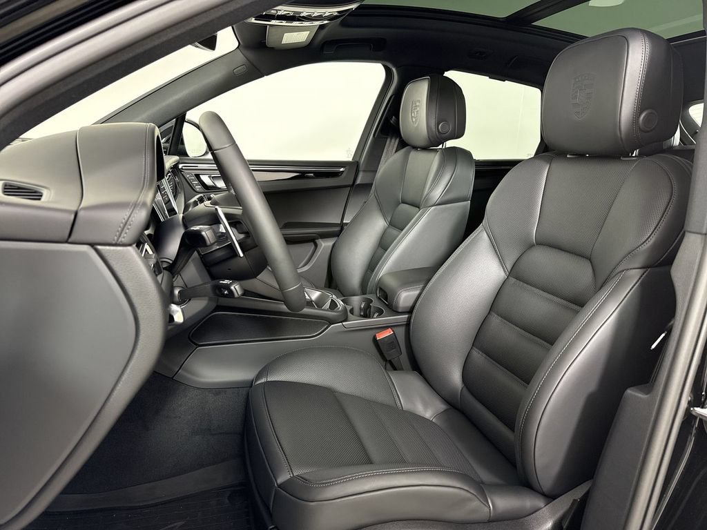 New 2026 Porsche Macan AWD/4WD image 5