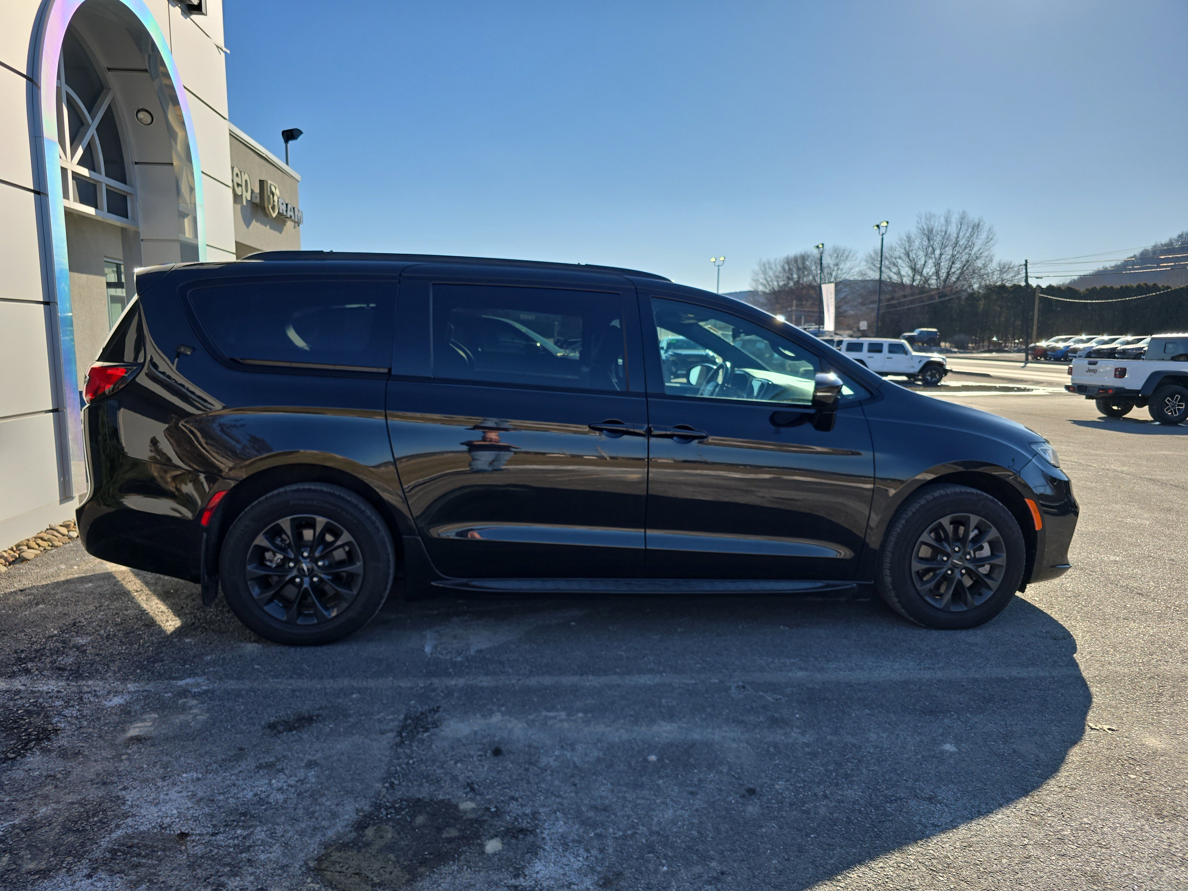 Used 2021 Chrysler Pacifica Touring-L w/ S Appearance Package image 2