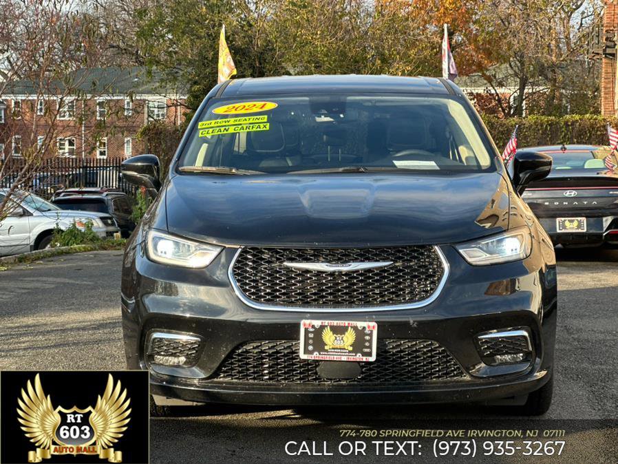 Used 2024 Chrysler Pacifica Touring-L image 2