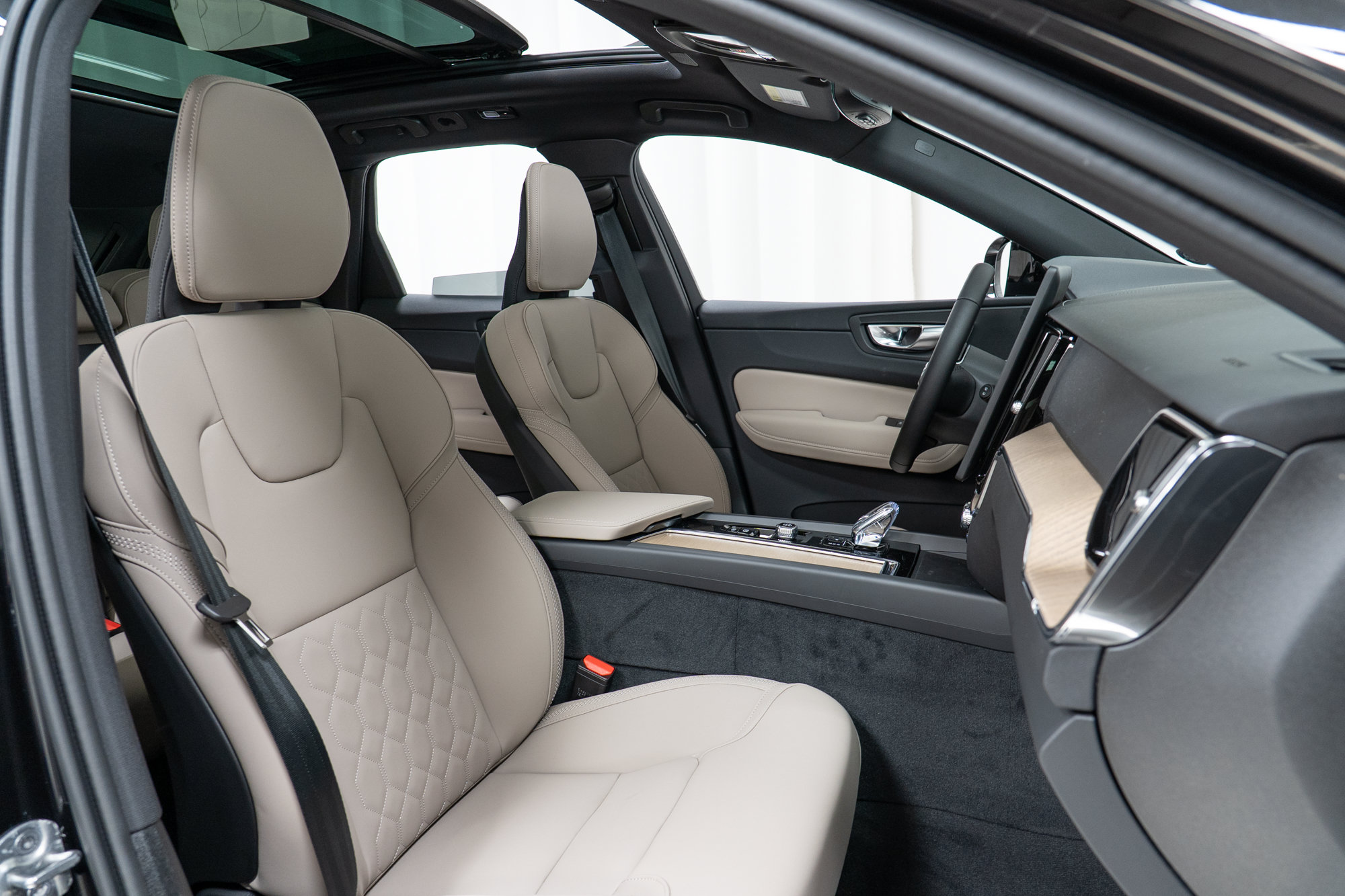 New 2026 Volvo XC60 T8 Plus w/ Protection Package Premier AWD/4WD image 22