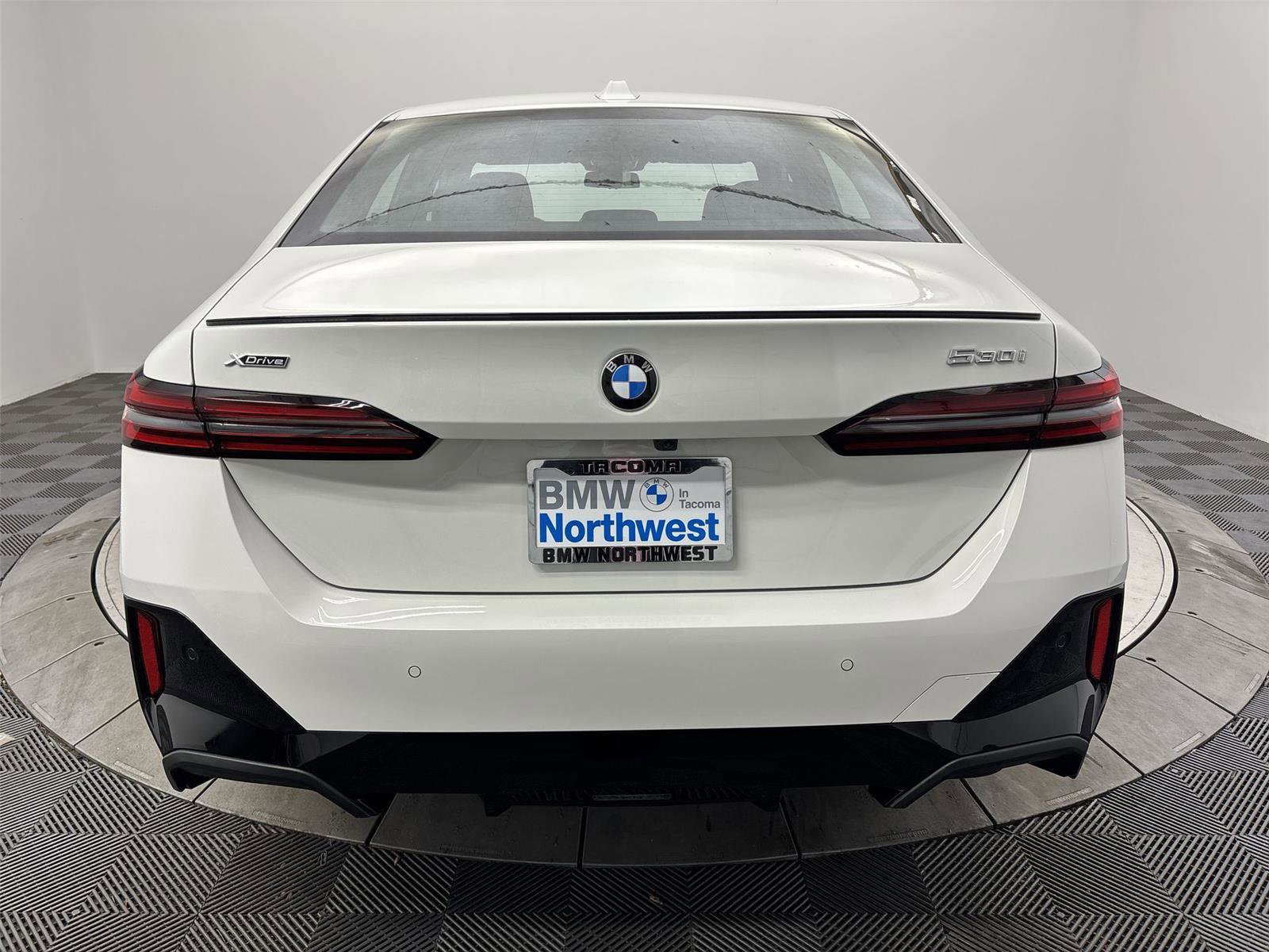 Used 2025 BMW 530i xDrive w/ M Sport Package AWD/4WD image 15