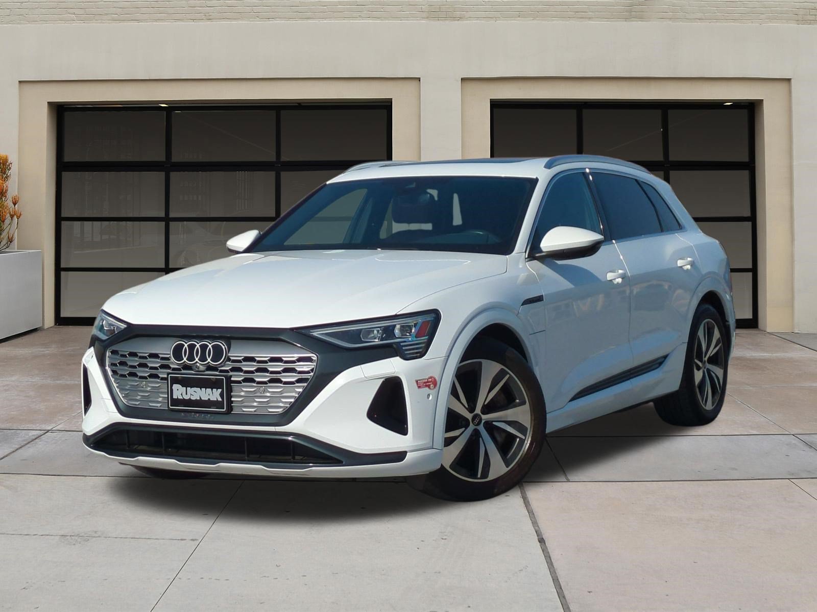 Used 2024 Audi Q8 e-tron Premium Plus AWD/4WD image 3