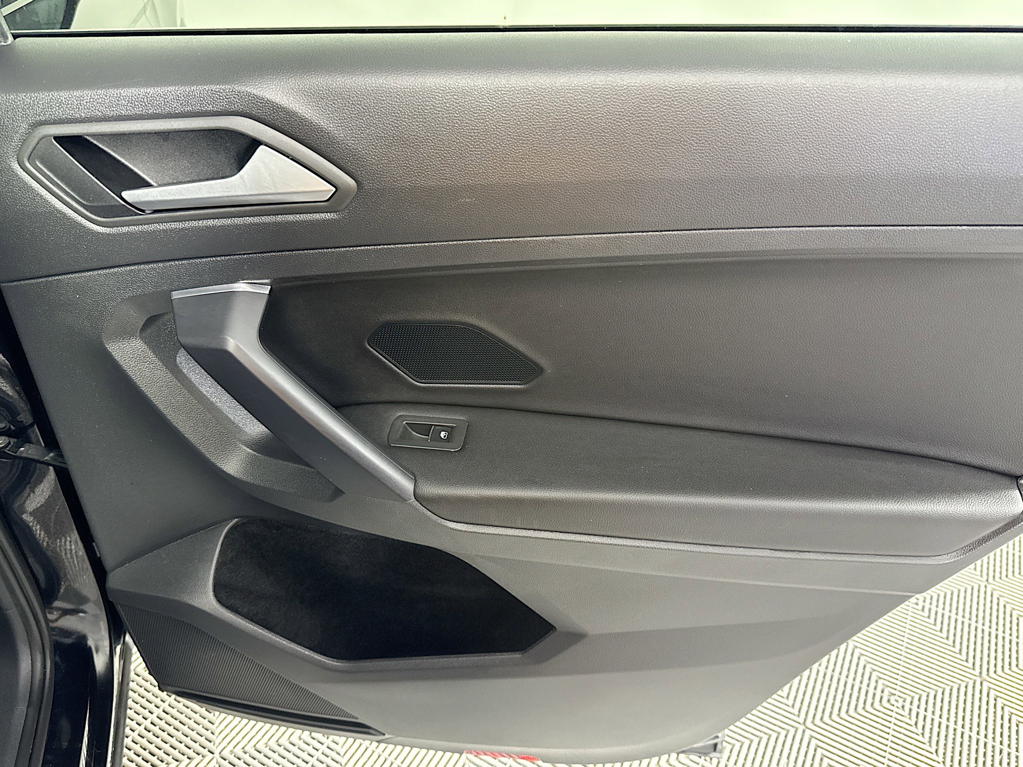 Used 2021 Volkswagen Tiguan SE w/ Panoramic Sunroof Package FWD image 27