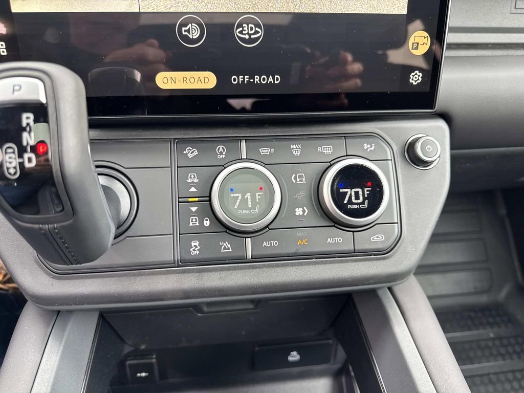 New 2026 Land Rover Defender 130 X-Dynamic SE image 26