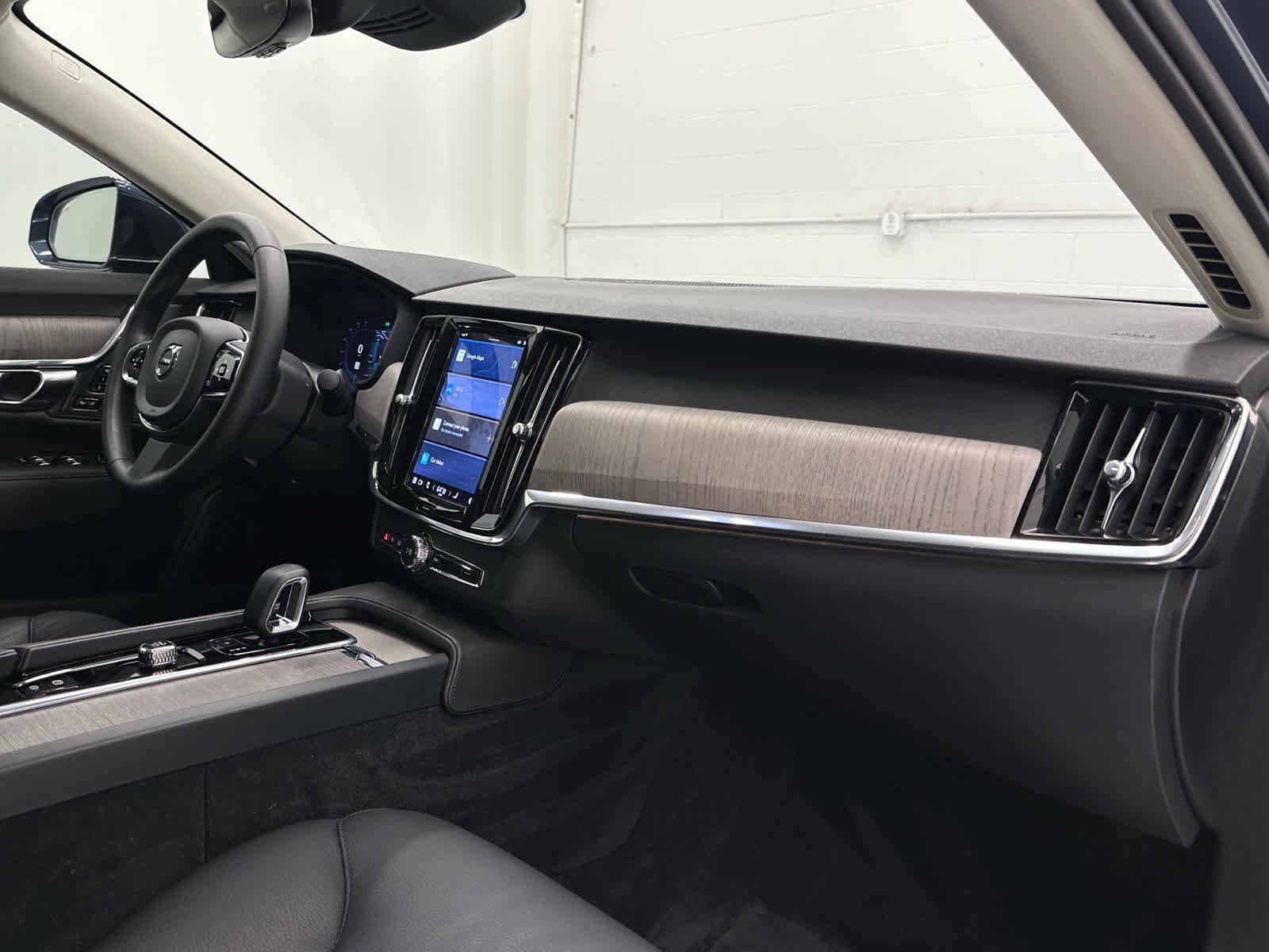 Used 2023 Volvo S90 B6 Plus AWD/4WD image 17