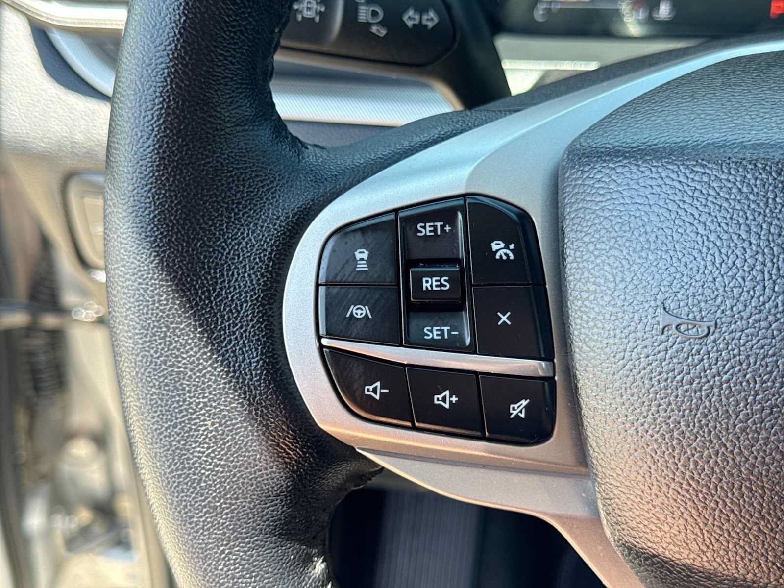 Used 2022 Ford Explorer XLT w/ Equipment Group 202A AWD/4WD image 24