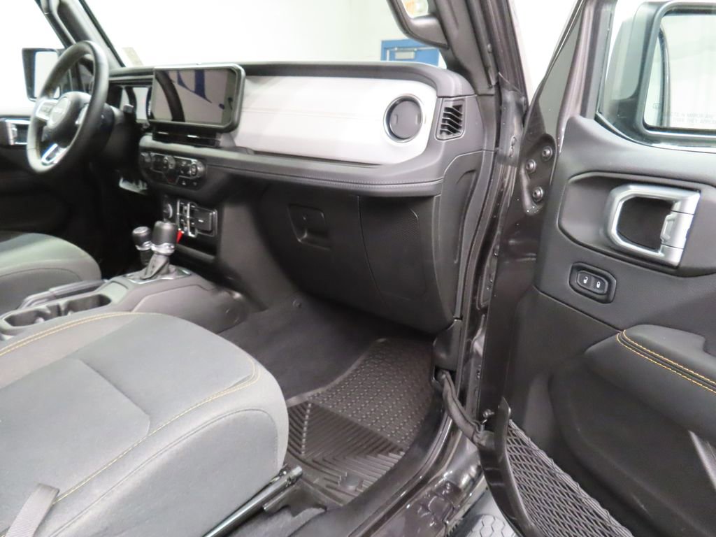 Used 2024 Jeep Wrangler Unlimited Sahara w/ Technology Group AWD/4WD image 33