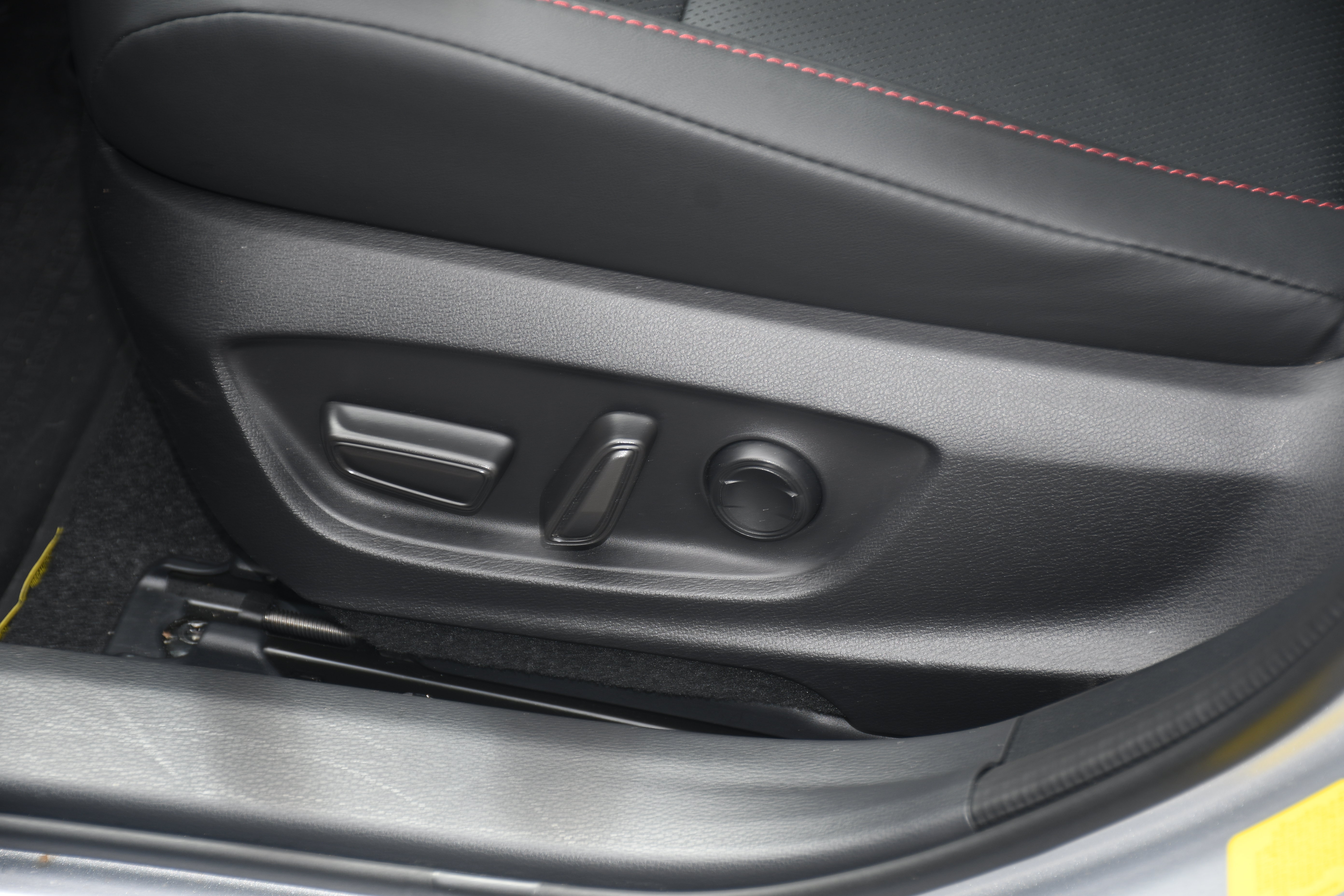 Certified 2025 Toyota Prius Plug-In Hybrid FWD image 9