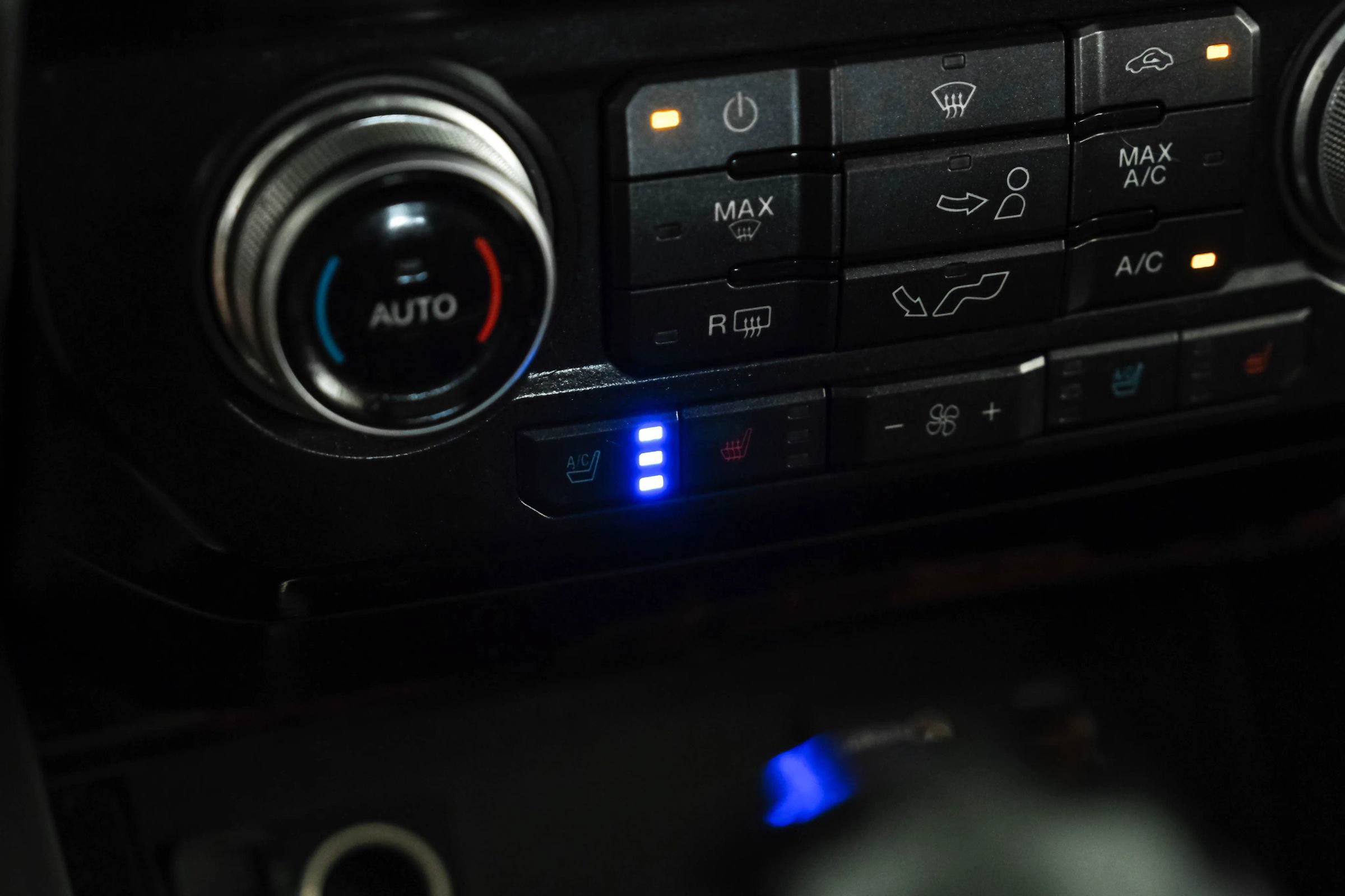 Used 2015 Ford F150 Platinum w/ Equipment Group 701A Luxury RWD image 23