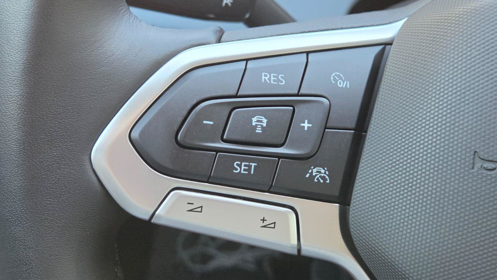 Certified 2025 Volkswagen Jetta SE w/ Sunroof Package FWD image 29