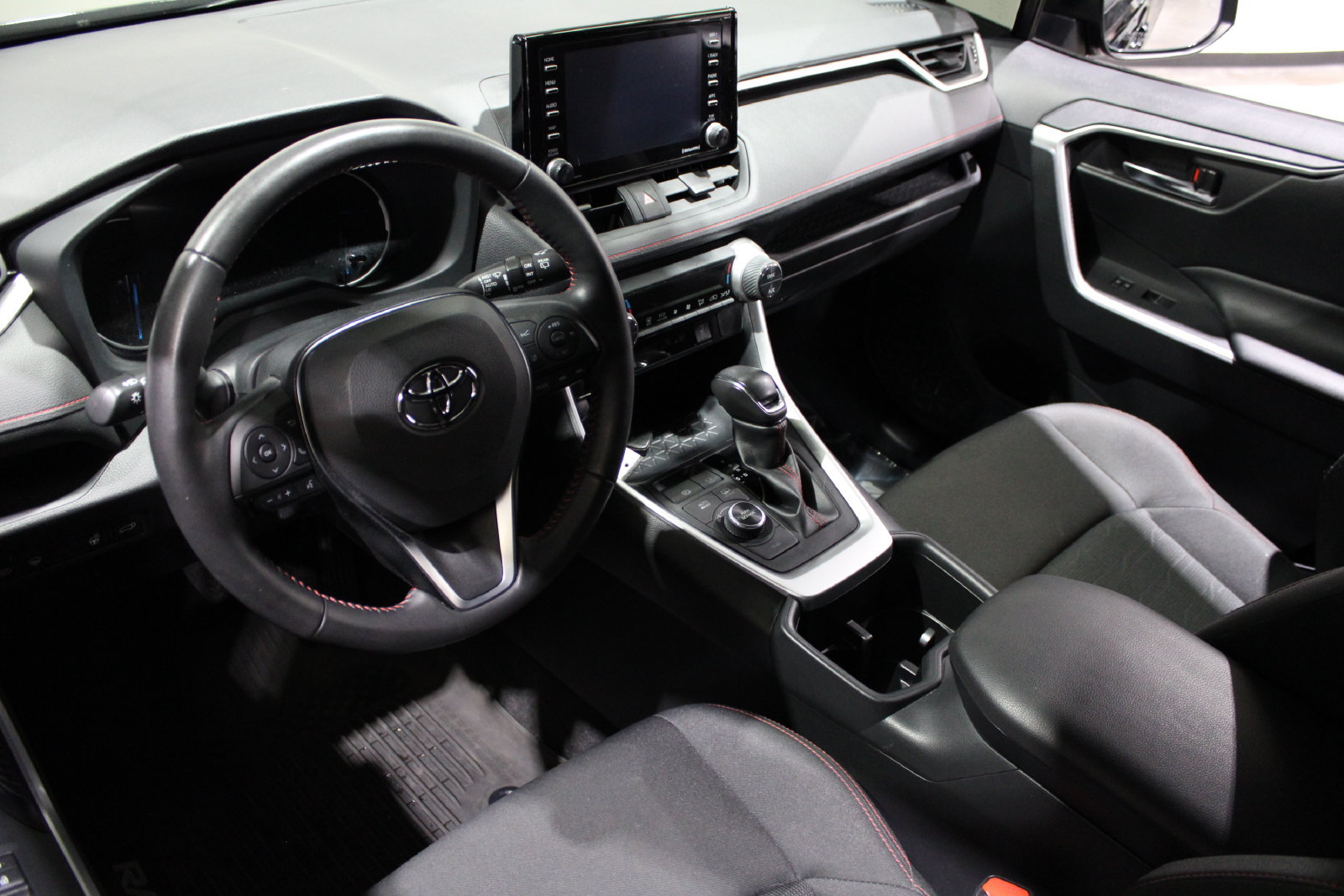 Used 2022 Toyota RAV4 SE w/ Weather & Moonroof Package AWD/4WD image 17