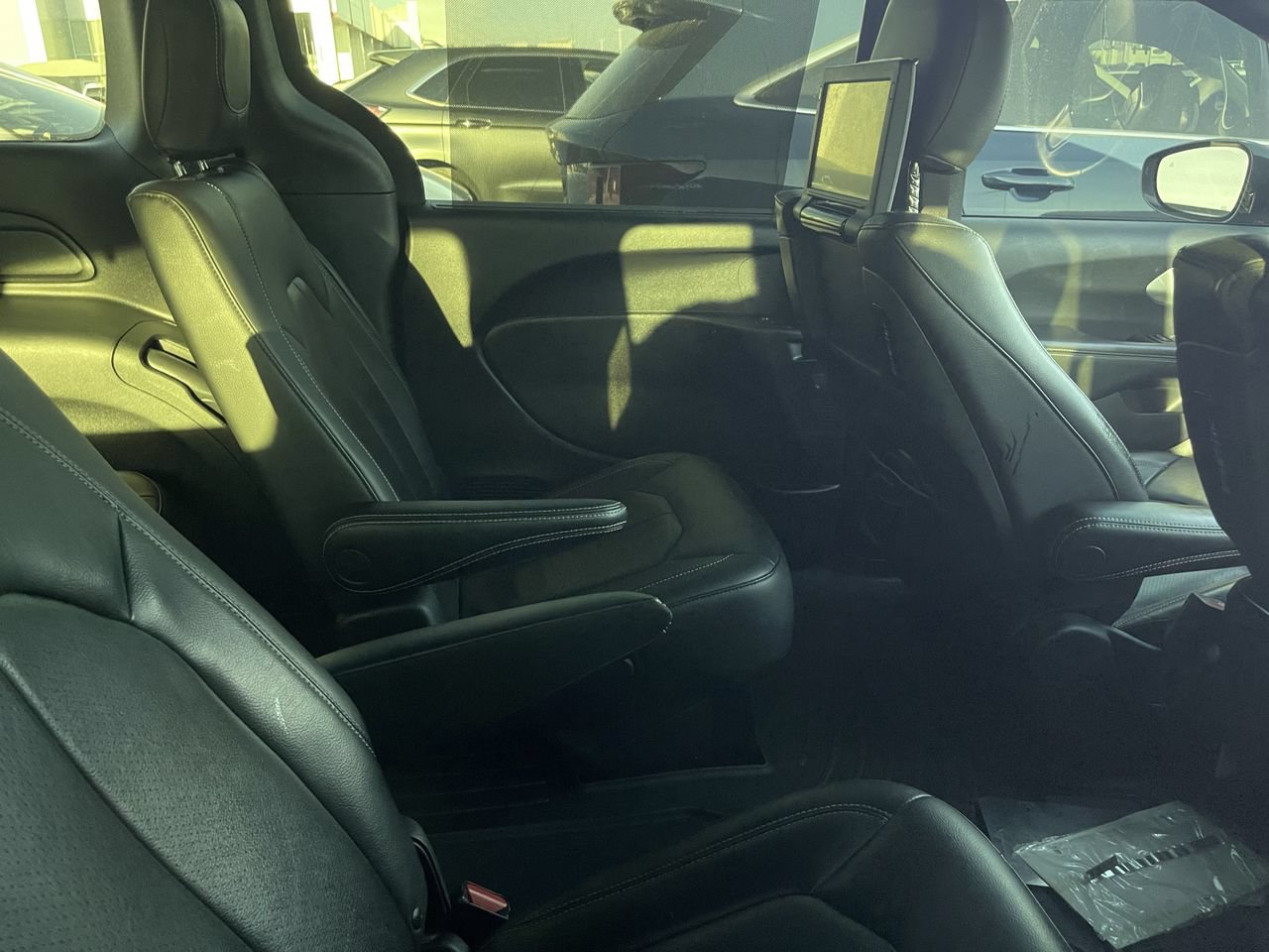 Used 2021 Chrysler Pacifica Touring-L w/ Uconnect Theater Family Group FWD image 5