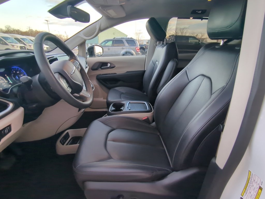 Used 2024 Chrysler Pacifica Touring-L image 12