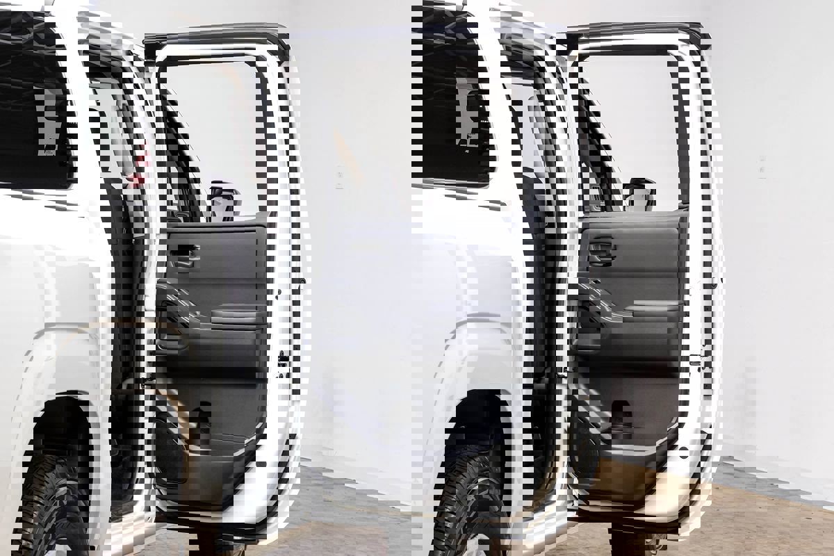 Used 2025 Nissan Frontier S image 37