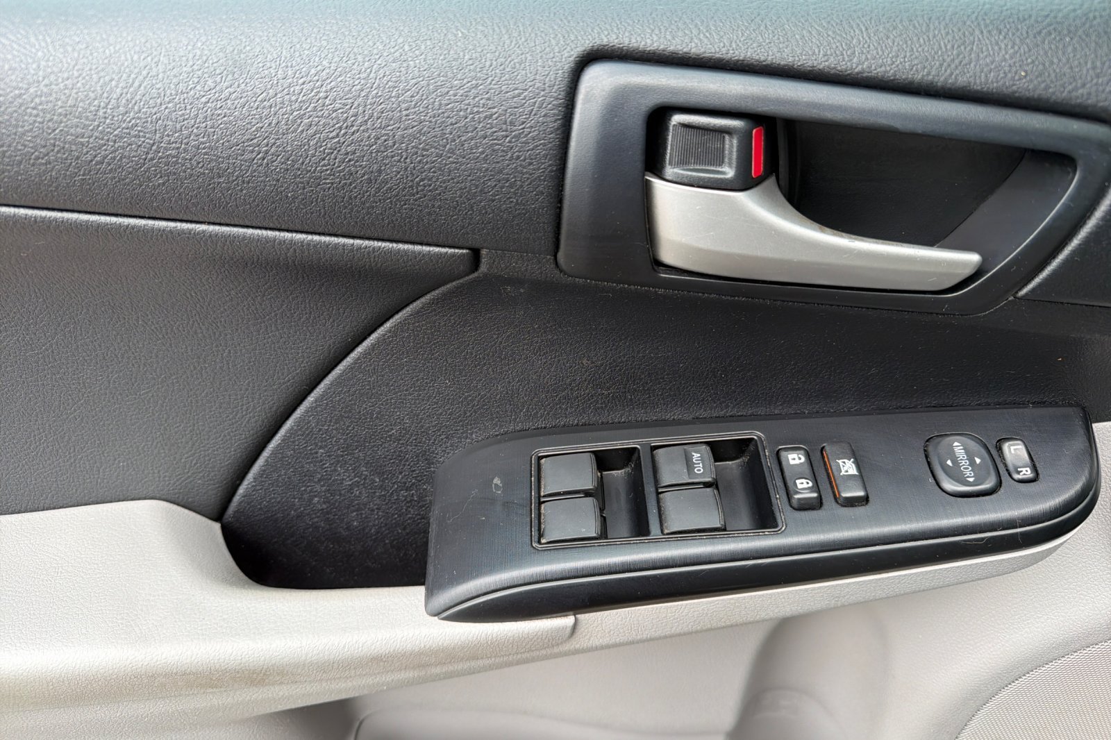 Used 2014 Toyota Camry LE FWD image 12