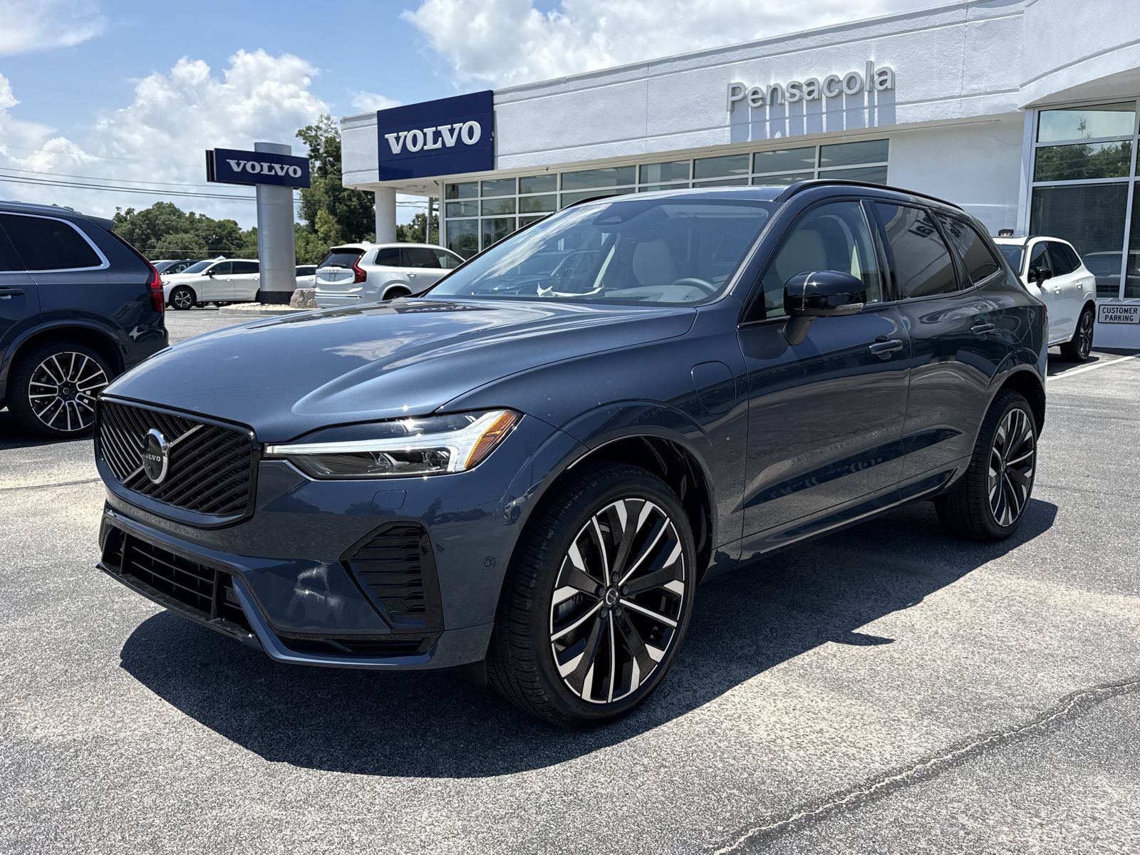 New 2026 Volvo XC60 T8 Ultra w/ Protection Package Premier AWD/4WD image 1