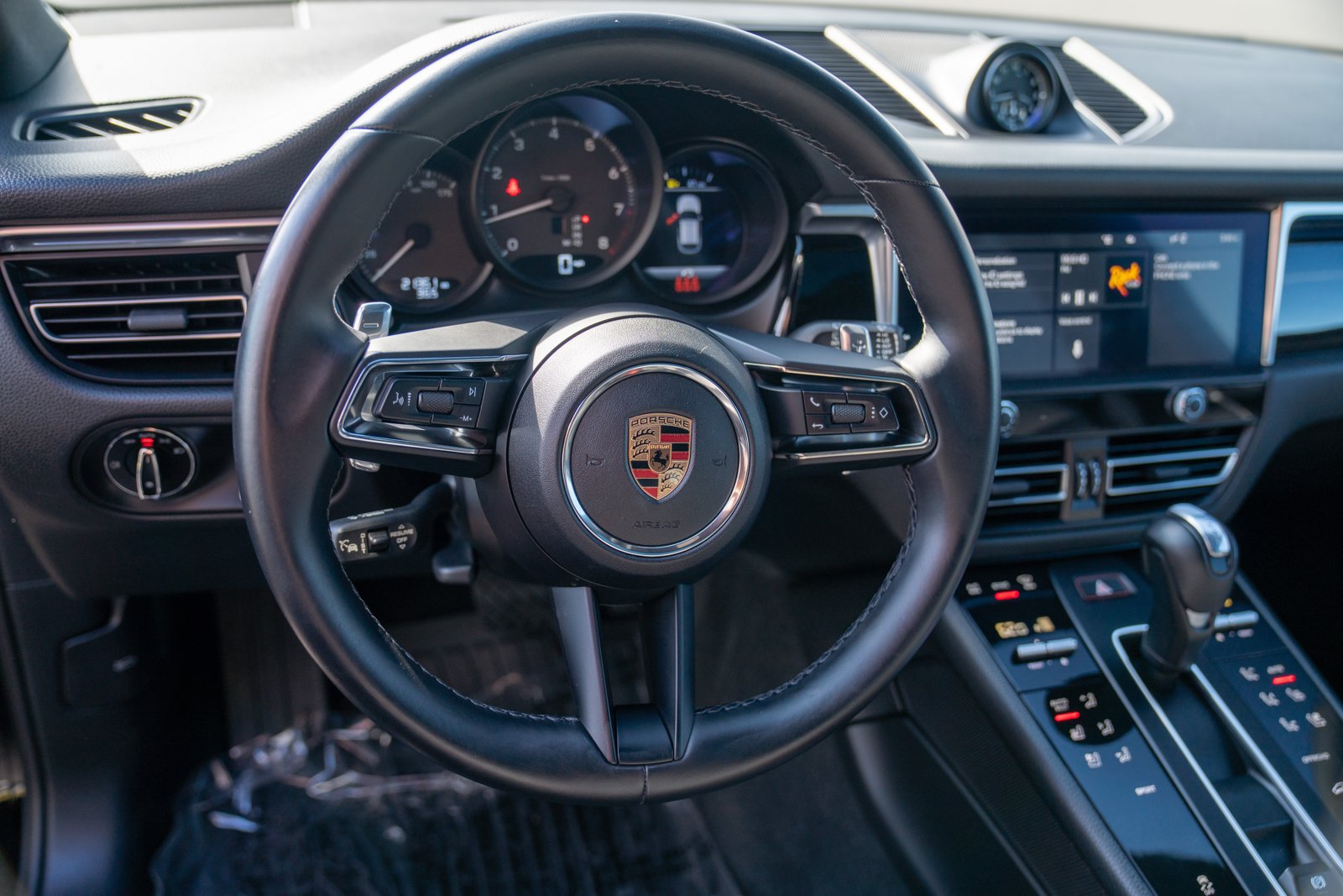 Certified 2024 Porsche Macan AWD/4WD image 15