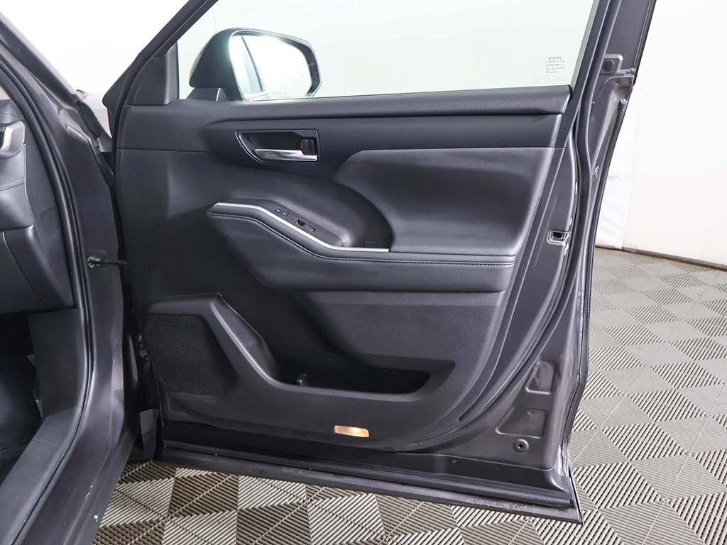 Used 2022 Toyota Highlander XLE image 25