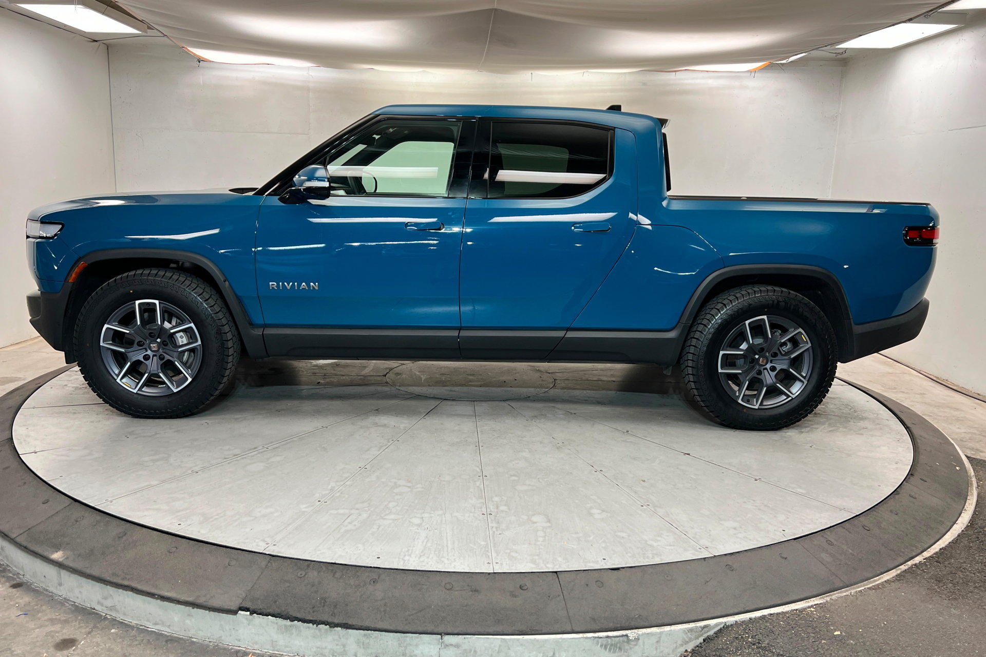 Used 2023 Rivian R1T Adventure Dual AWD/4WD image 2