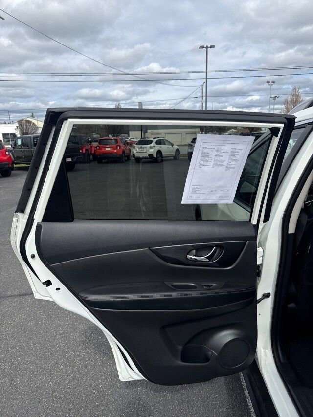 Used 2017 Nissan Rogue SV image 11