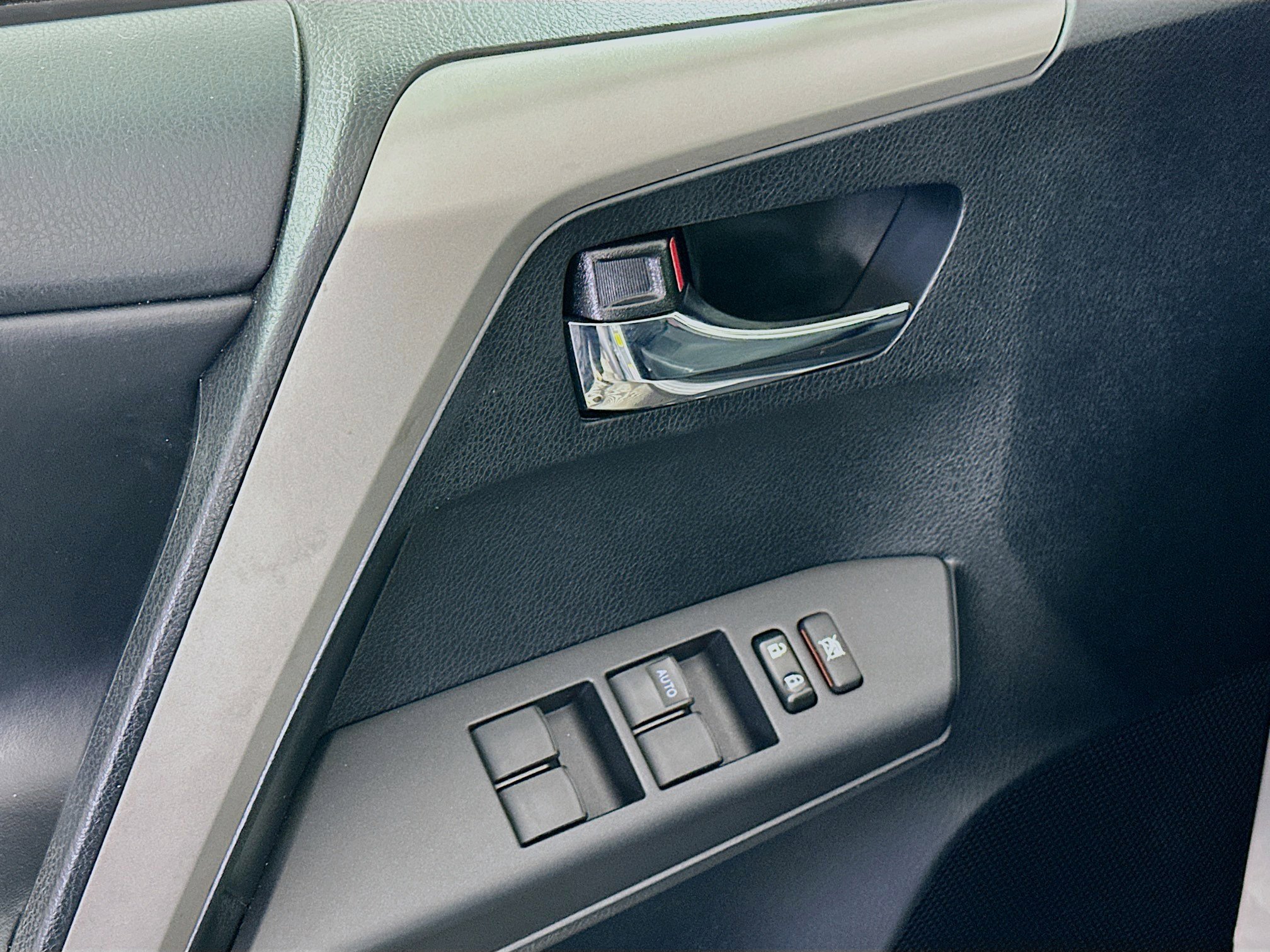 Used 2018 Toyota RAV4 XLE image 15