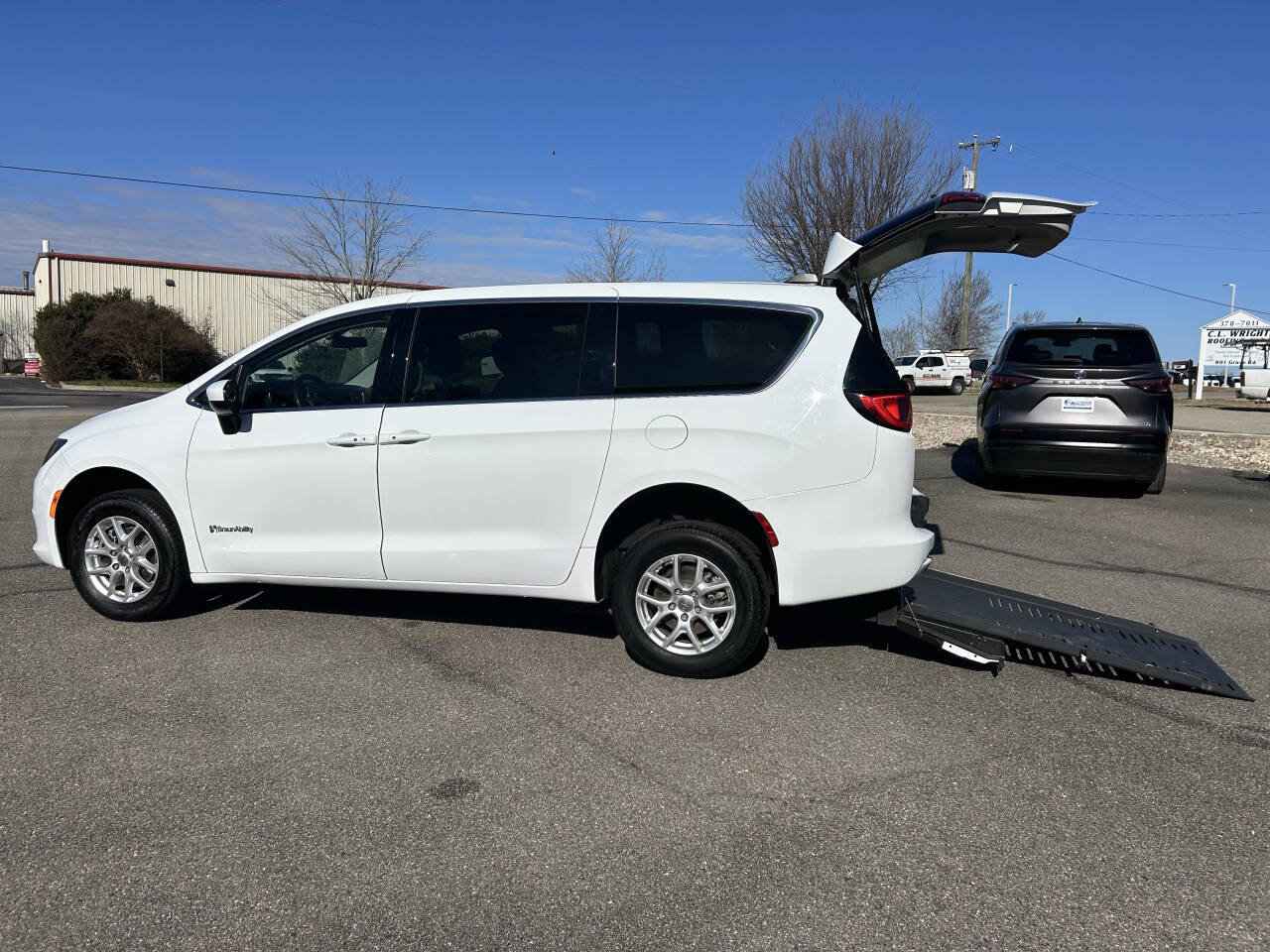 Used 2023 Chrysler Voyager LX FWD image 10