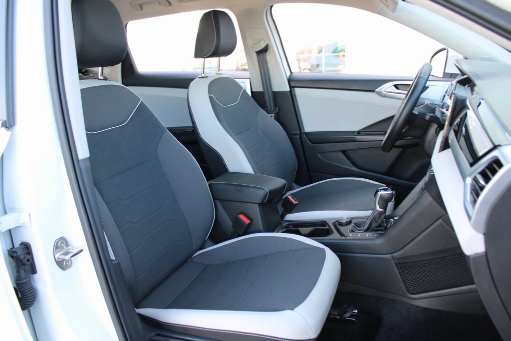 Certified 2025 Volkswagen Taos SE image 26