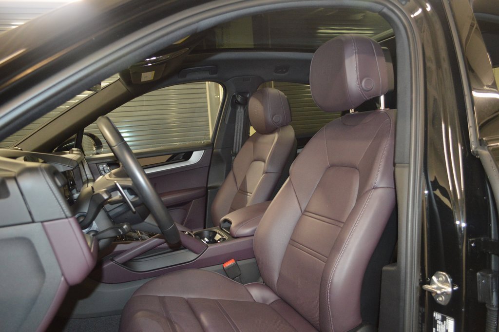 Certified 2025 Porsche Cayenne Coupe image 16